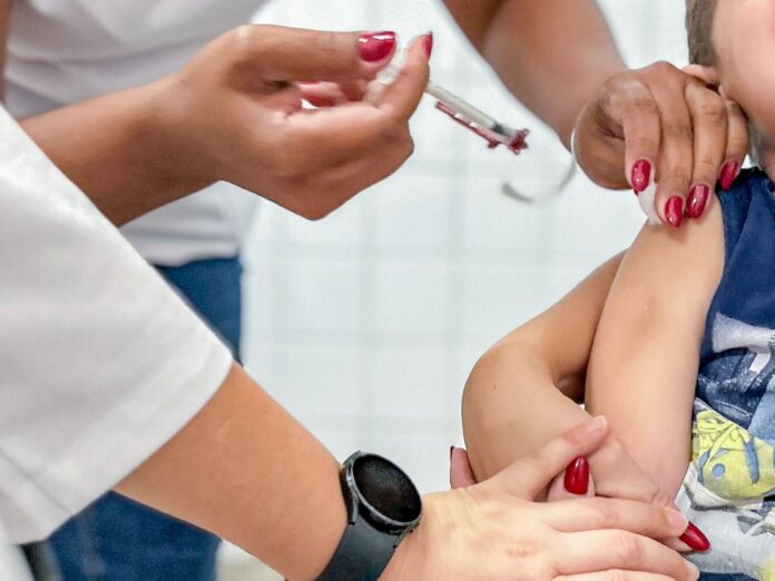 A influenza é uma infecção viral que pode causar febre alta, tosse e dor de garganta, além de levar a complicações sérias e até morte.