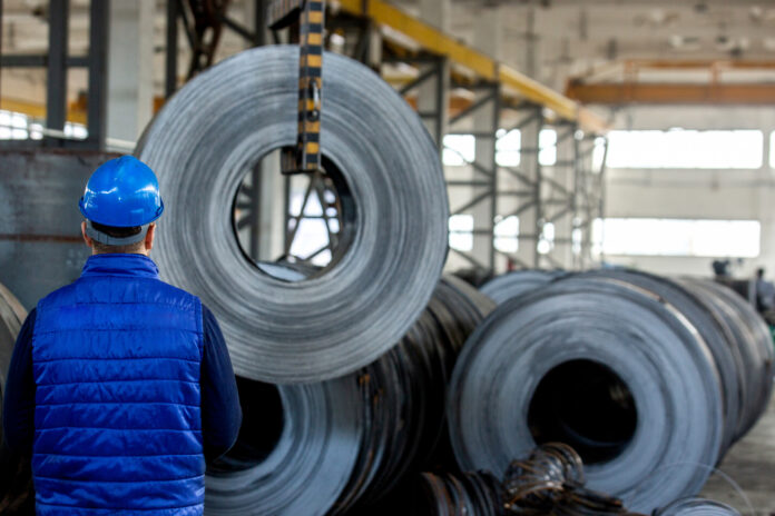 worker-blue-construction-helmet A aquisição da ArcelorMittal fortalece atuação da multinacional no setor de tubos de aço e soluciona endividamento da fabricante catarinense