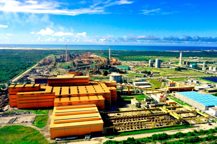 ArcelorMittal Com esses movimentos, a ArcelorMittal reafirma seu protagonismo não apenas como maior produtora de aço do Brasil, mas também como uma das líderes em inovação, eficiência energética e compromisso com o futuro do país.