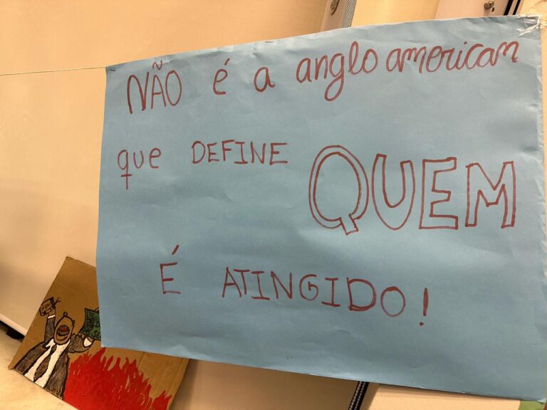 Recentemente, comunidades impactadas em Conceição do Mato Dentro e Alvorada de Minas firmaram um acordo com a mineradora que prevê um investimento aproximado de R$ 900 milhões para o reassentamento das famílias localizadas na Zona de Autossalvamento (ZAS), uma área considerada de risco em caso de rompimento da barragem de rejeitos.