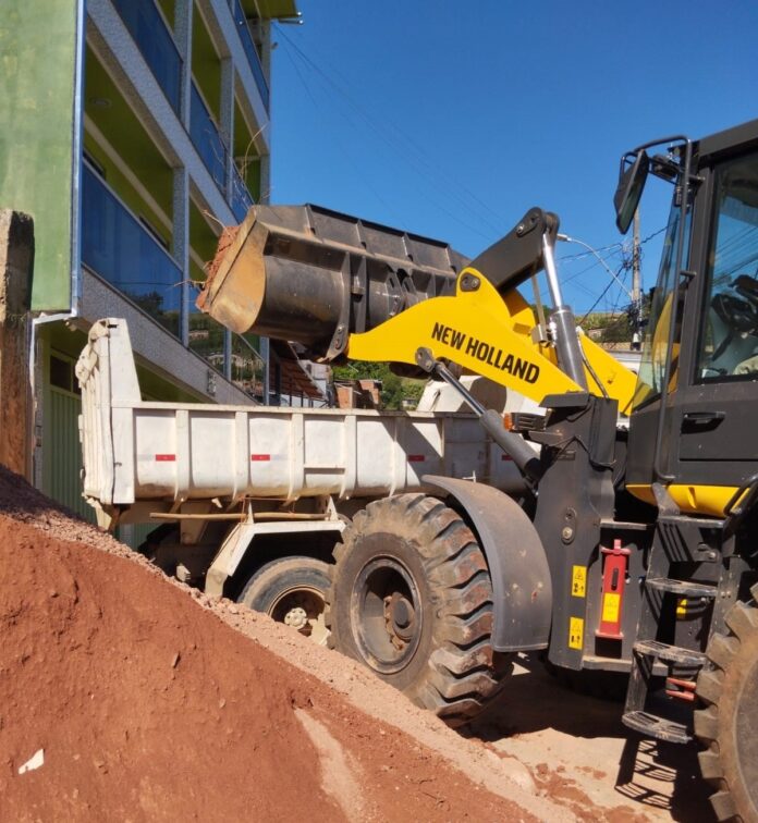 A operação de limpeza envolve centenas de colaboradores que, diariamente, trabalham para acelerar a recuperação dos espaços públicos e garantir maior segurança e qualidade de vida para a população de Ipatinga