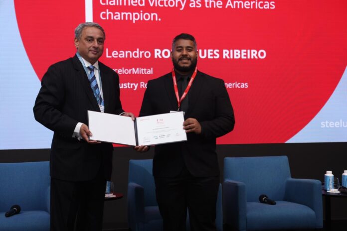 Leandro Ribeiro na final do steelChallenge 19 na Austrália A ArcelorMittal soma, agora, oito títulos continentais e um título mundial na categoria indústria, além de duas vitórias na categoria estudantil