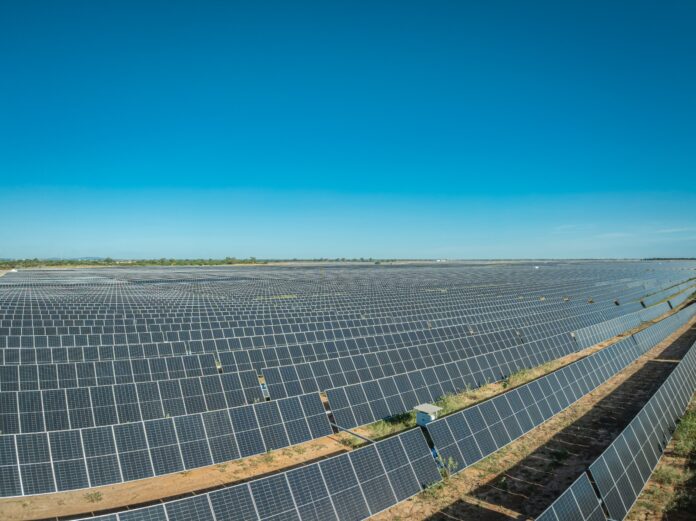 Sol de Jaiba (1) O Sol de Jaíba, com capacidade de 629 MWac, é um dos maiores complexos fotovoltaicos do Brasil e tem o potencial de gerar energia renovável suficiente para abastecer mais de um milhão de habitantes