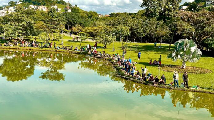 O Pescando no Parque não é apenas um evento; é uma celebração das tradições locais que se perpetuam através das gerações, unindo famílias e amigos em momentos únicos.