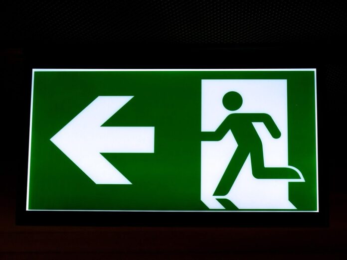 O simulado de emergência incluirá o acionamento real das sirenes de alerta, com uma mensagem prévia informando que se trata de um exercício. Ao ouvirem o sinal sonoro, os presentes na região devem seguir as placas indicativas e se dirigir aos pontos de encontro seguros.