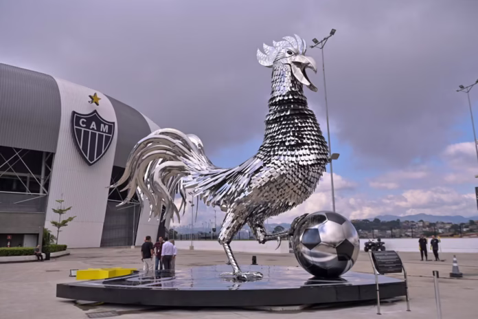 atlético-galo-gigante-inox-1745932516 Fruto do talento do arquiteto Joel Lima e de um projeto que uniu arte, tecnologia e engenharia, o Galo foi construído com três mil peças de aço, totalizando quatro mil penas.