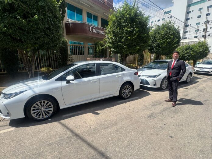 carros De acordo com o presidente da Câmara, Fernando Linhares (Podemos), a aquisição dos veículos foi feita com recursos próprios da Casa Legislativa e visa melhorar as condições de trabalho de vereadores, assessores e servidores