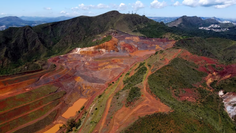 Mais de R$ 700 milhões em minério e uma nascente obliterada expõem destruição na Serra do Curral, entre 2012 e 2018, em uma das regiões mais emblemáticas de Belo Horizonte