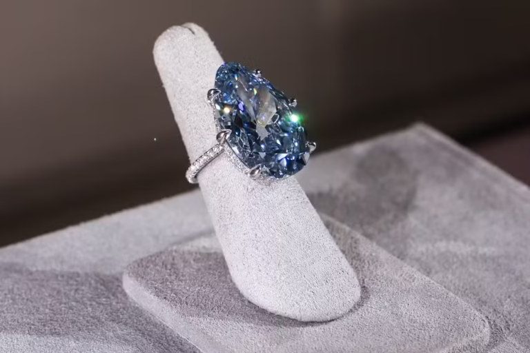 O diamante azul foi apresentado na última semana em Nova York, e já é considerada um dos maiores destaques do mercado de joias em 2025