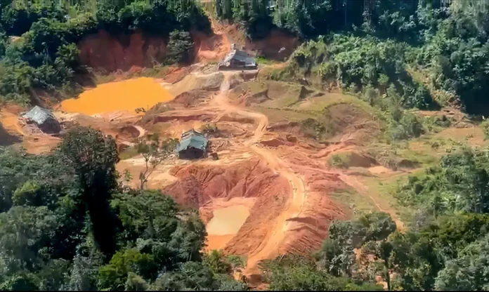 garimpo-ilegal_ As áreas indígenas, como as dos povos Kayapó, Munduruku e Yanomami, são algumas das mais atingidas pelo garimpo ilegal, que além de causar danos ambientais, representa uma grave ameaça à sobrevivência dessas comunidades
