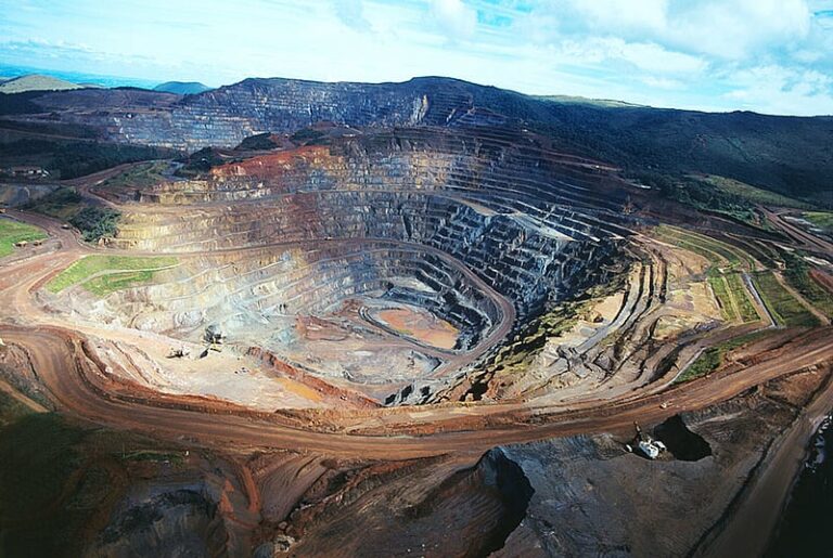 O prefeito propõe uma reestruturação do papel da mineração na economia de Congonhas, visando promover o desenvolvimento de novos setores econômicos que possam reduzir a dependência da mineração