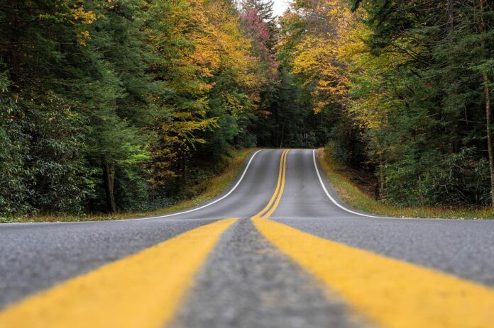 road-6745746_1280 O movimento elevado nas rodovias de Minas deve seguir até segunda-feira (21), feriado de Tiradentes, com maior concentração em trechos que levam a cidades turísticas.