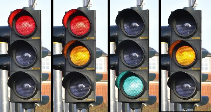 traffic-light-876056_1280 Motoristas e pedestres são orientados a seguir as sinalizações temporárias e a colaborar com o bom andamento das comemorações do aniversário de João Monlevade