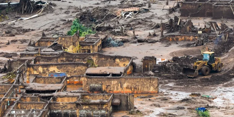 Samarco já pagou R$ 5,4 bilhões cinco meses após acordo da barragem em Mariana Samarco já pagou R$ 5,4 bilhões cinco meses após acordo da barragem em Mariana