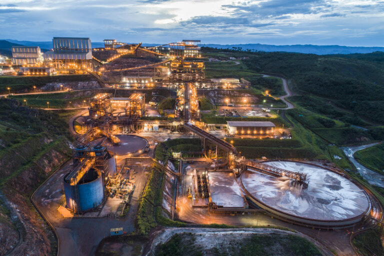 Minério de ferro da Anglo American atinge recorde de 6,5 milhões de toneladas no 1º trimestre de 2025 com alta de 10% nas operações brasileiras