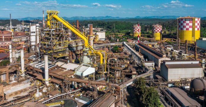 De acordo com a nota oficial divulgada pela Usiminas, a vítima sofreu o mal súbito logo após o fim do expediente. Essa é a terceira morte registrada na empresa em 2025