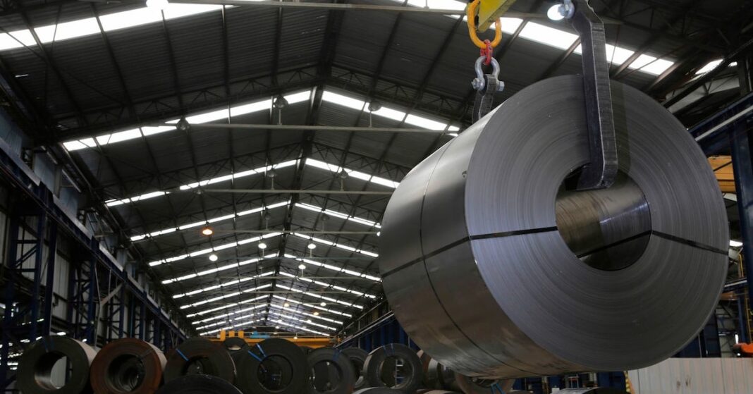 usina-aco Mesmo com a retração de 2,4% na produção de março, o estado acumulou um total de 2,5 milhões de toneladas de aço bruto nos três primeiros meses do ano, mantendo a liderança nacional com 29,8% de participação