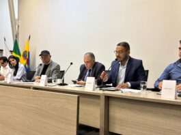 O prefeito Otacílio Neto Costa Mattos enfatizou que, embora a cidade dependa atualmente da mineração, a população busca uma operação sustentável.