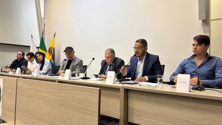O prefeito Otacílio Neto Costa Mattos enfatizou que, embora a cidade dependa atualmente da mineração, a população busca uma operação sustentável.