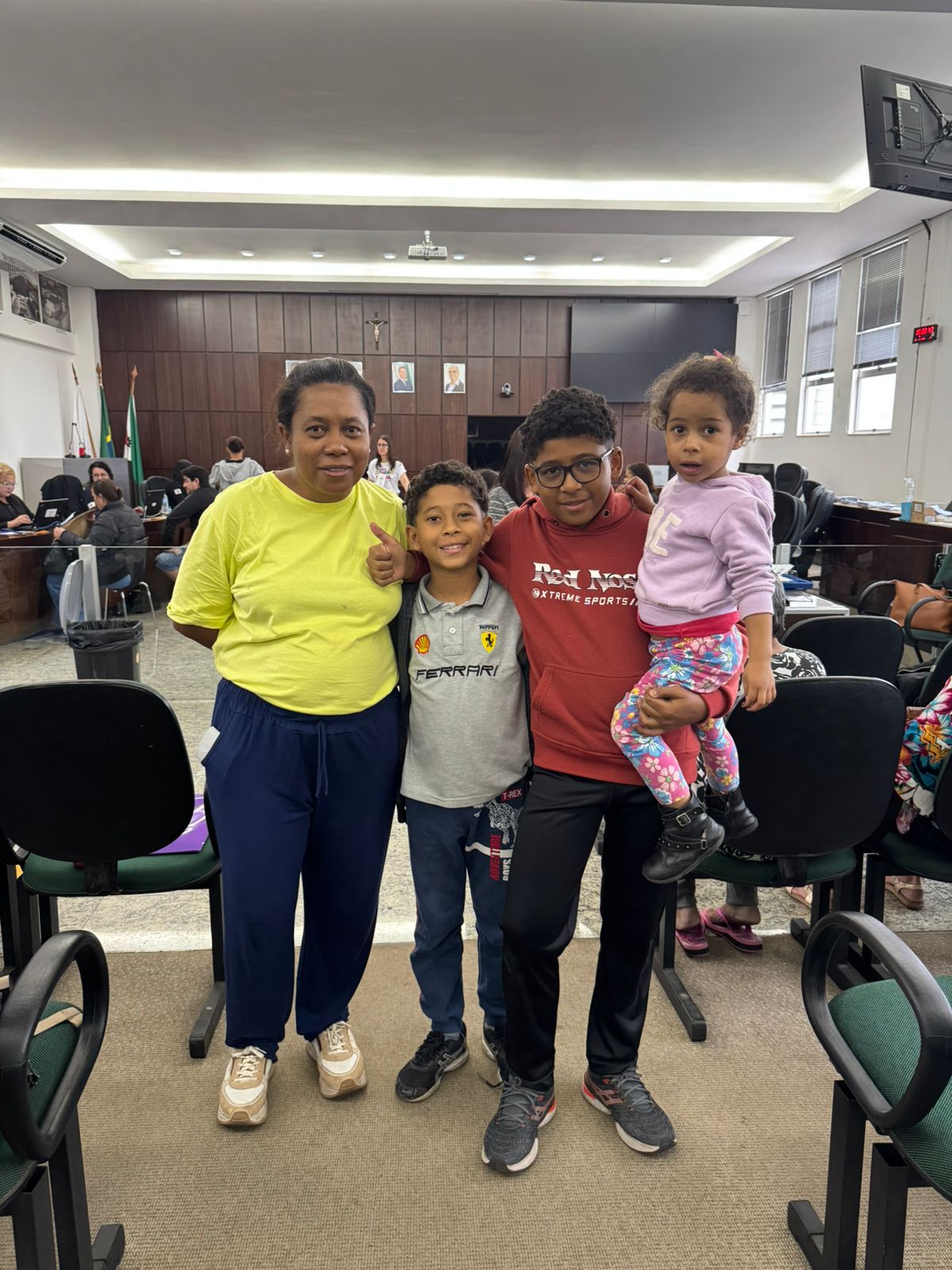 Joana Claudia Goncalves e os tres filhos