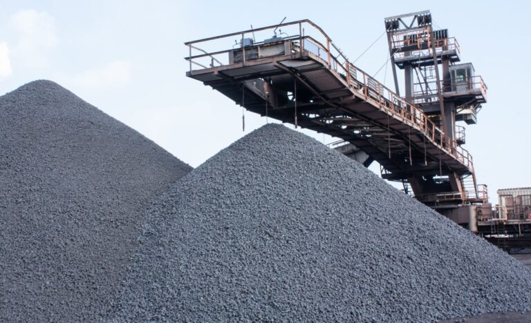 Os dados revelam um grau elevado de concentração comercial: 77,1% da receita obtida por Minas Gerais com as exportações de minério de ferro vieram exclusivamente da China