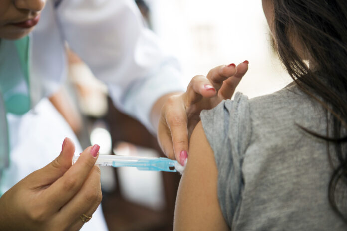 Essa é a primeira vez que o município recebe imunizantes contra a dengue, e o primeiro lote, com 940 doses, será direcionado exclusivamente para a aplicação da dose inicial