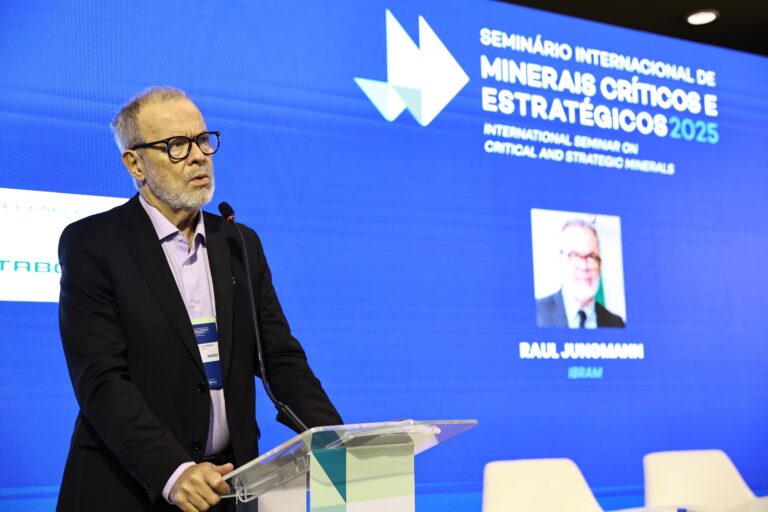 Durante o Seminário Internacional de Minerais Críticos e Estratégicos 2025, o presidente do IBRAM afirmou que o Brasil precisa se posicionar com urgência diante da nova geopolítica dos minérios