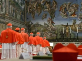 Reunião secreta entre cardeais define o futuro da Igreja Católica; saiba o que acontece por trás das portas fechadas da Capela Sistina