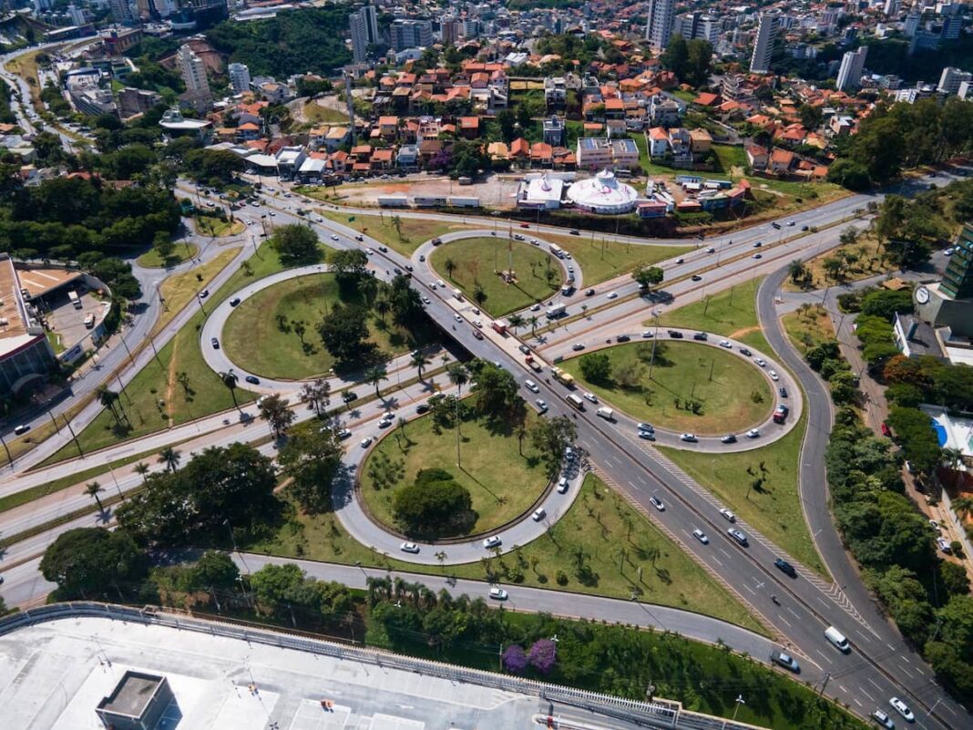 Com um orçamento estimado em R$ 40 milhões, a construção do viaduto integra um conjunto de quatro intervenções viárias estratégicas