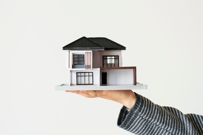 House loan concept isolated on white background Boa parte desse desempenho é atribuída ao aumento da procura por imóveis de médio e alto padrão, segmentos que têm se mostrado especialmente aquecidos