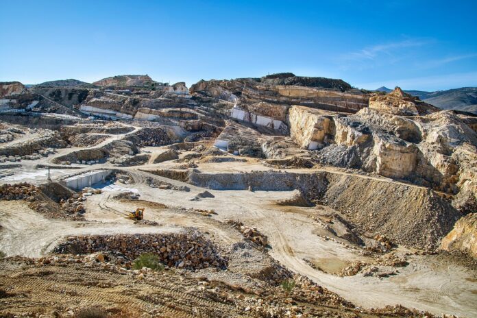 marble-quarry-7703099_1280 Os recursos da CFEM são aplicados em projetos voltados para infraestrutura, saúde, educação, saneamento, preservação ambiental e desenvolvimento urbano, com foco nas comunidades que convivem com os efeitos da mineração no dia a dia