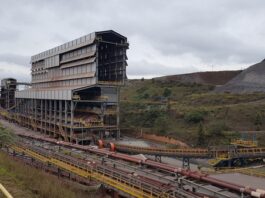 Com auditório lotado, população participou ativamente da discussão sobre o pedido de licença ambiental feito pela Vale para expandir sua operação no município