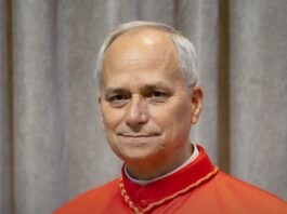 Natural de Chicago, o novo Papa construiu sua trajetória eclesiástica fora dos Estados Unidos, especialmente no Peru, onde atuou por anos