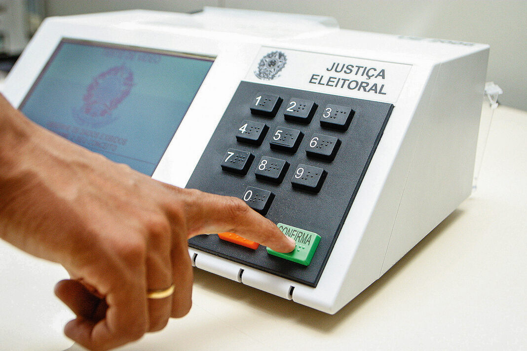 A medida elimina a possibilidade de reeleição para os cargos de presidente, governadores e autarcas, e redefine o tempo de mandato para cinco anos, aplicando-se também a deputados e vereadores.