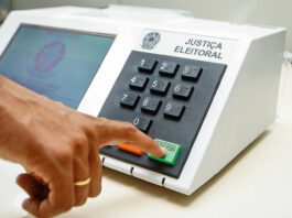A medida elimina a possibilidade de reeleição para os cargos de presidente, governadores e autarcas, e redefine o tempo de mandato para cinco anos, aplicando-se também a deputados e vereadores.