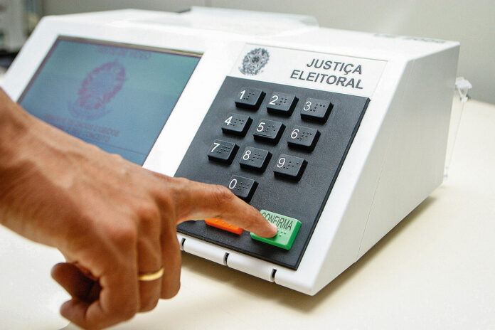 A medida elimina a possibilidade de reeleição para os cargos de presidente, governadores e autarcas, e redefine o tempo de mandato para cinco anos, aplicando-se também a deputados e vereadores.