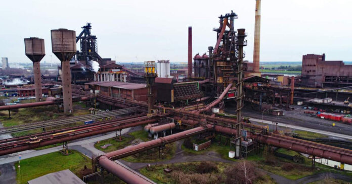 As unidades de Bremen e Eisenhüttenstadt da ArcelorMittal, que seriam adaptadas para abandonar o carvão em seus fornos, continuarão operando sob o modelo tradicional, contrariando os planos de descarbonização da indústria alemã