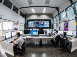 Central de Operação da Sinterização, responsável pelo processamento das matérias-primas, como minério de ferro e outros materiais da Usiminas
