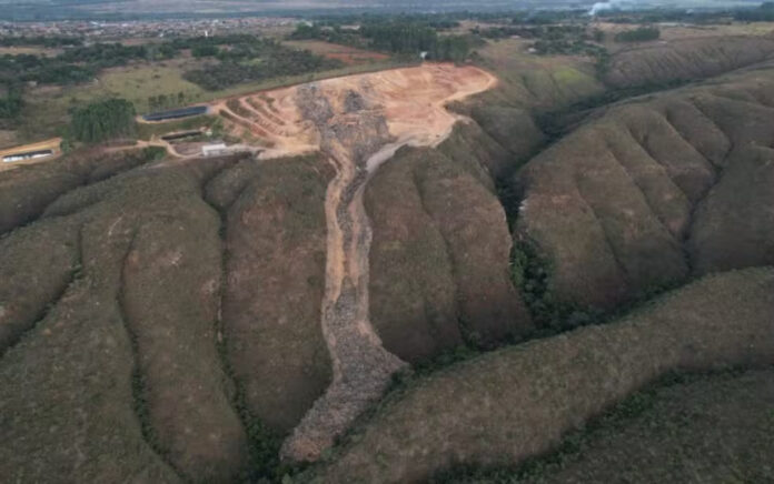 Imagem aérea mostra pilha de lixo que desabou em Padre Bernardo - Divulgação - Semad A preocupação da AMIG Brasil cresce diante da possibilidade de aprovação do Projeto de Lei 2.159/2021, apelidado por ambientalistas de “PL da Devastação”