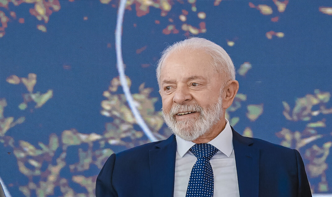 Lula-Cerimonia-Nova-Industria O novo acordo, assinado em março, envolveu 26 das 49 cidades atingidas em Minas Gerais e no Espírito Santo. Embora Mariana não esteja entre as signatárias, o governo federal planeja aplicar parte dos recursos a que tem direito em projetos dentro do município