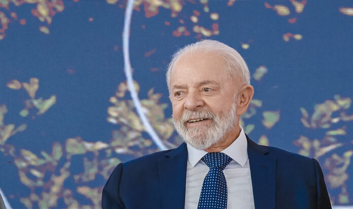 Lula-Cerimonia-Nova-Industria O novo acordo, assinado em março, envolveu 26 das 49 cidades atingidas em Minas Gerais e no Espírito Santo. Embora Mariana não esteja entre as signatárias, o governo federal planeja aplicar parte dos recursos a que tem direito em projetos dentro do município