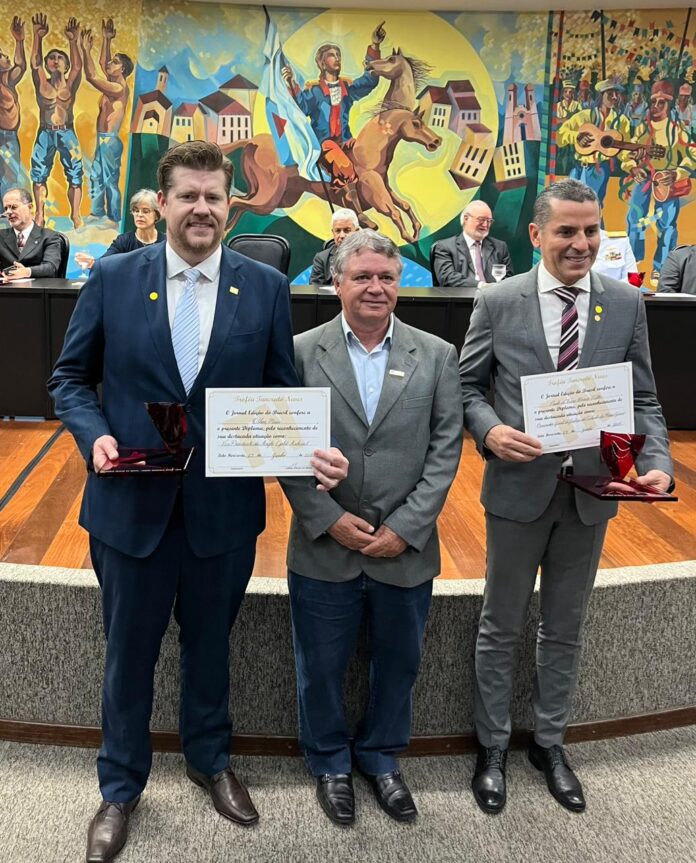 Othon Maia recebe Trofeu Tancredo Neves A entrega do Troféu Tancredo Neves já é uma tradição consolidada em Minas, sendo um momento de valorização dos esforços de quem atua, direta ou indiretamente, para a melhoria das condições de vida no estado