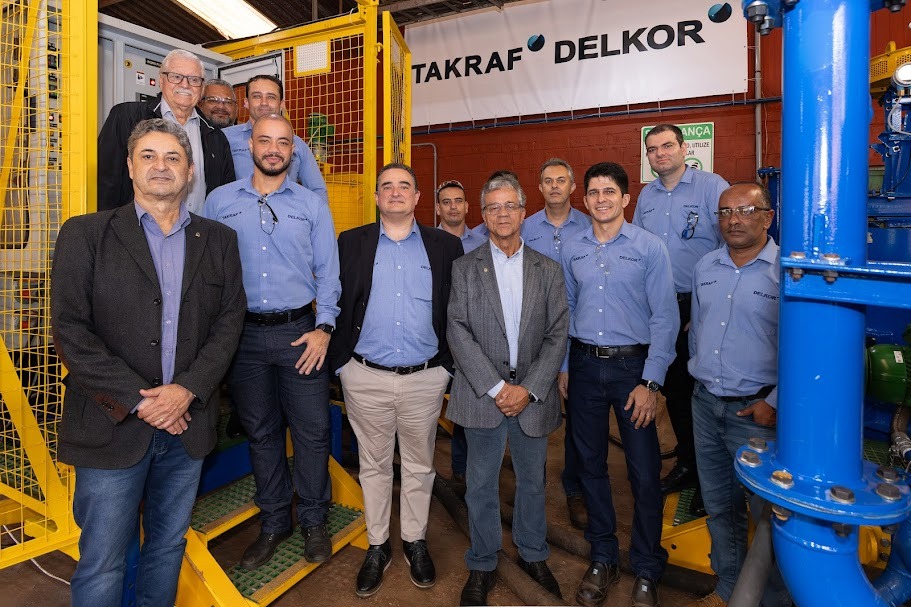 Legenda da foto – da esq. p/ dir. – o Diretor do DETEMM da Fundação Gorceix, Paulo Furtado;  no alto (de óculos), o presidente da Fundação Gorceix, Cristovam Paes; o diretor presidente da TAKRAF do Brasil, Tiago Carvalho (de paletó preto) e o  Diretor de Projetos da Fundação Gorceix, Fernando  Gomes (de paletó cinza) com a equipe TAKRAF do Brasil