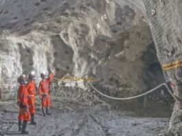 Marcelo Pereira, COO da AngloGold Ashanti, destacou que o investimento abrange diversas áreas essenciais para o sucesso da empresa, incluindo novas tecnologias, descarbonização, melhorias contínuas de desempenho, fechamento de barragens e estruturas geotécnicas.