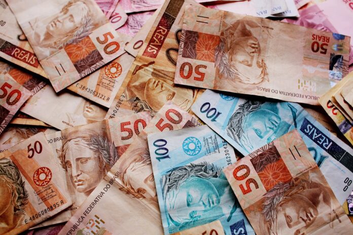 ballots-1195036_1280 A antecipação do salário vai injetar aproximadamente R$ 2,2 milhões na economia do município, impulsionando as vendas no período que antecede o XIX Jubileu de São João Batista