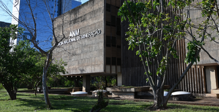 A decisão integra um conjunto de esforços recentes para reestruturar a ANM, incluindo anúncio de concurso público e equiparação salarial, medidas que visam ampliar a capacidade de atração e retenção de profissionais qualificados