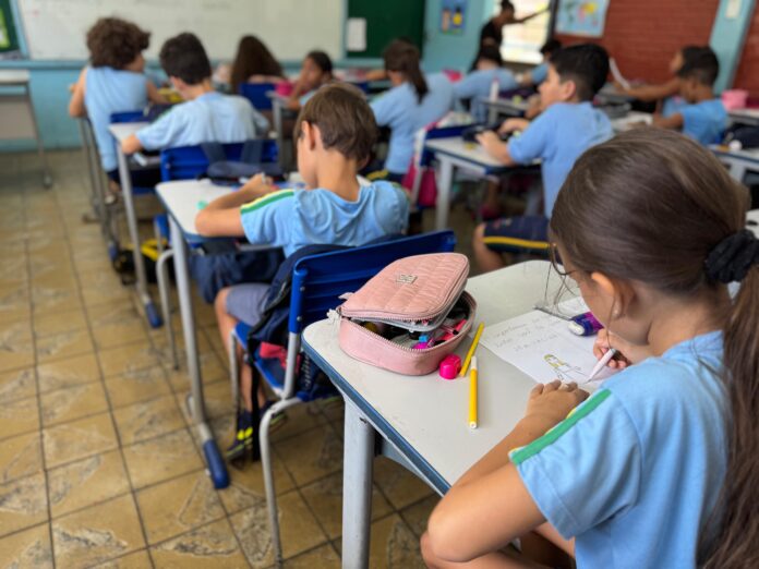No Edital de Convocação nº 06/2025, foram chamados candidatos para os cargos de assistente da Educação Infantil e assistente da Educação Básica, devido ao afastamento de servidores efetivos por questões de saúde ou licença