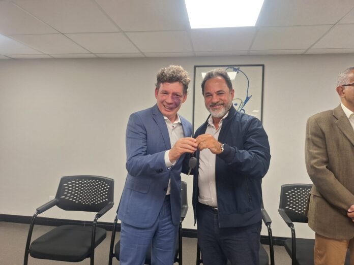 entrega-de-tres-ambulancias-para-o-Samu-Itabira-4 Os veículos, totalmente equipados para atendimentos de urgência e emergência, foram entregues oficialmente, em uma cerimônia realizada no auditório da Prefeitura, que contou com a presença de autoridades locais e profissionais da saúde de Itabira
