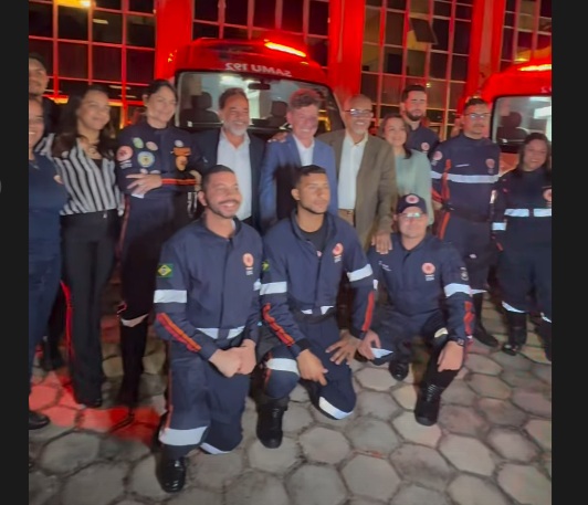 entrega-de-tres-ambulancias-para-o-Samu-Itabira As novas ambulâncias, segundo o prefeito Marco Antônio Lage, serão integradas à base do SAMU de Itabira, que atende 27 municípios da região, ampliando a capacidade de resposta às emergências e fortalecendo a retaguarda hospitalar