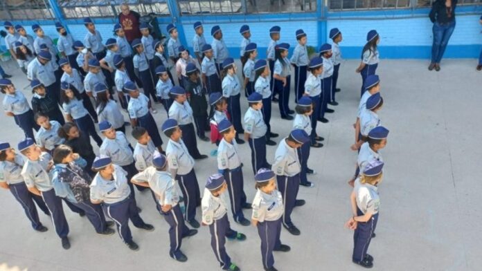 A proposta legislativa das escolas cívico-militares sugere que o estudo contemple diversos aspectos, como a estrutura legal, os custos operacionais, as exigências pedagógicas e as possibilidades de parceria com órgãos estaduais, federais e instituições militares qualificadas